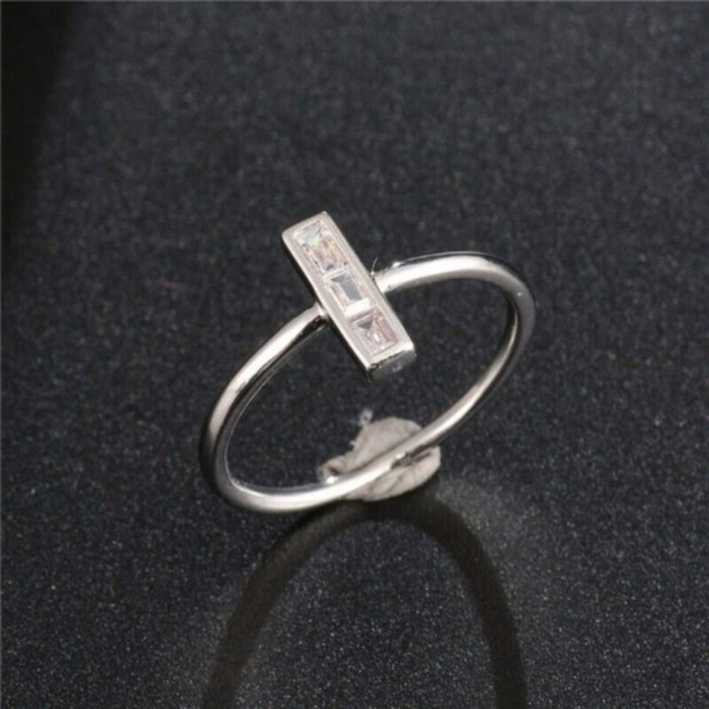 Simple 925 Silver White Sapphire Ring New - Picture 3 of 3